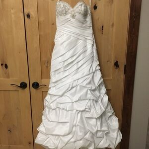 NWOT Elegant White Strapless Wedding Gown